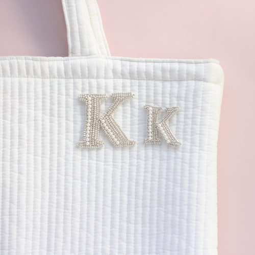選べる大きさ】ギフトにも☆ビーズ刺繍のイニシャルブローチ「K