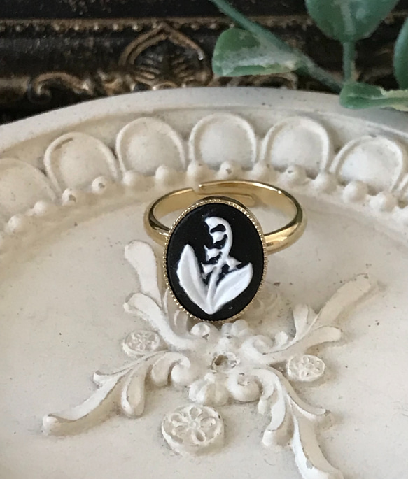 ヴィンテージ風/黒×白いすずらんカメオの指輪/ゴスロリ　ガーリー　フレンチ　クラシカル　大人可愛い 2枚目の画像