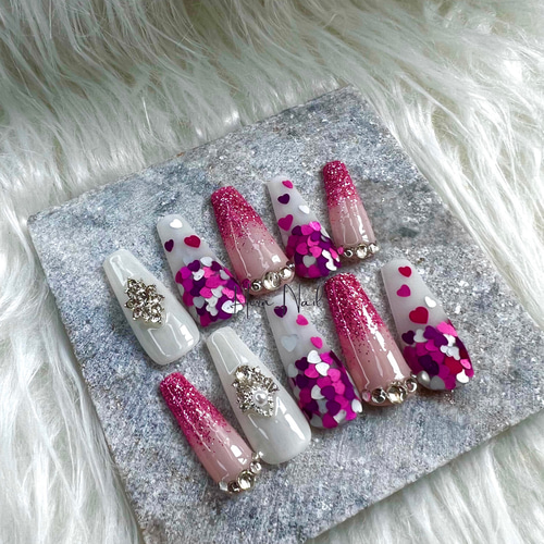 チップ種類、カラー変更可能》ハートホログラデーションピンクネイル  