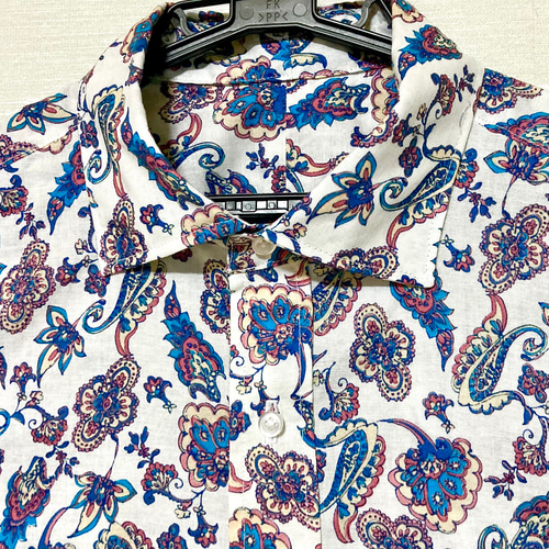 ホワイトと青のペイズリー柄 Mサイズ Men's] メンズMサイズ☆ペイズリー柄☆ホワイト×ブルー☆半袖