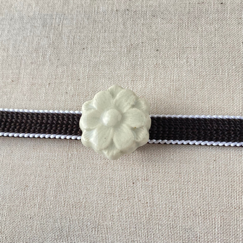 帯留め　　　陶磁器 陶器の帯留め 白磁色のお花 帯留め うずらミックス堂 通販