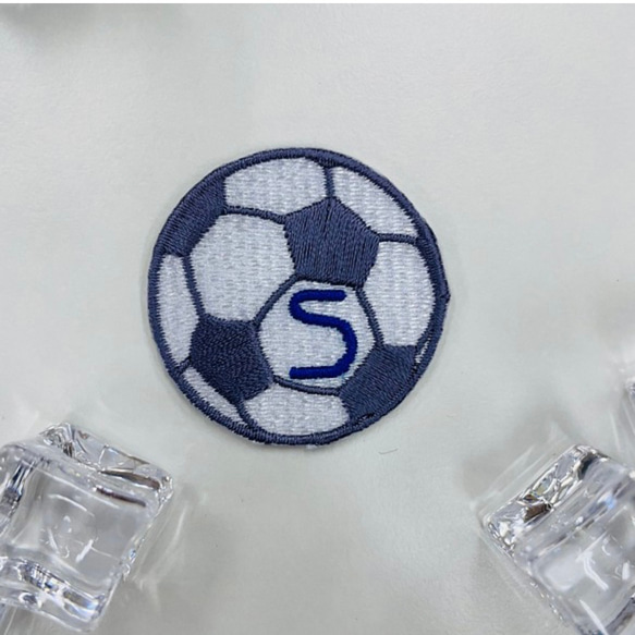 名入れ刺繍 サッカーボール ワッペン ホワイト×ネイビーグレーベース オーダーメイド 1枚目の画像