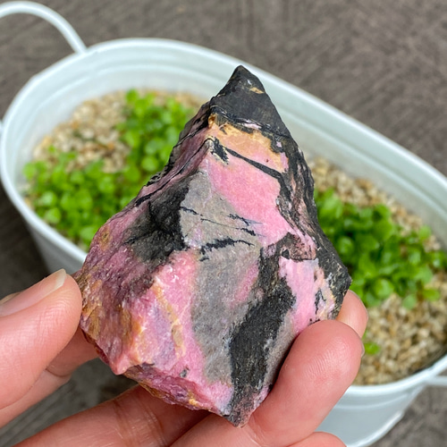 ピンクの山 ブラックの峰♢ロードナイト 原石 01 その他インテリア雑貨