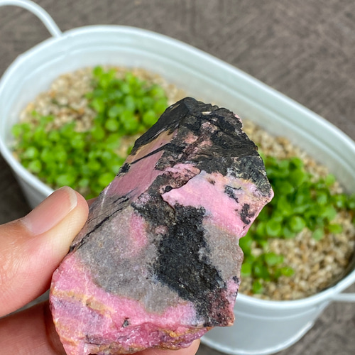 ピンクの山 ブラックの峰♢ロードナイト 原石 01 その他インテリア雑貨