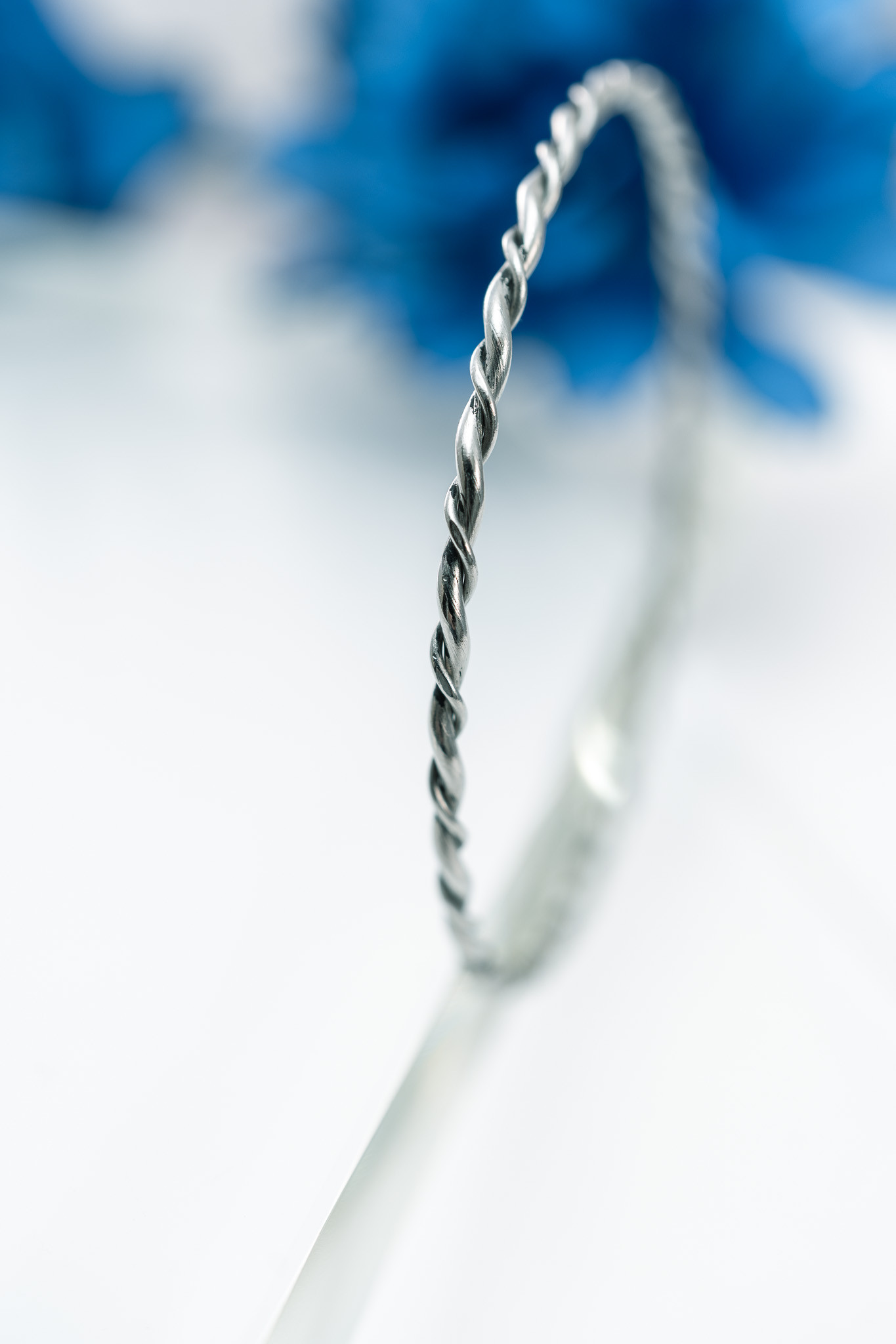 ≪夏の新作»ダングリ danguri　極細チタンバングル　手首が細く見える　極細　重ね付け　プレゼントに最適        Ω