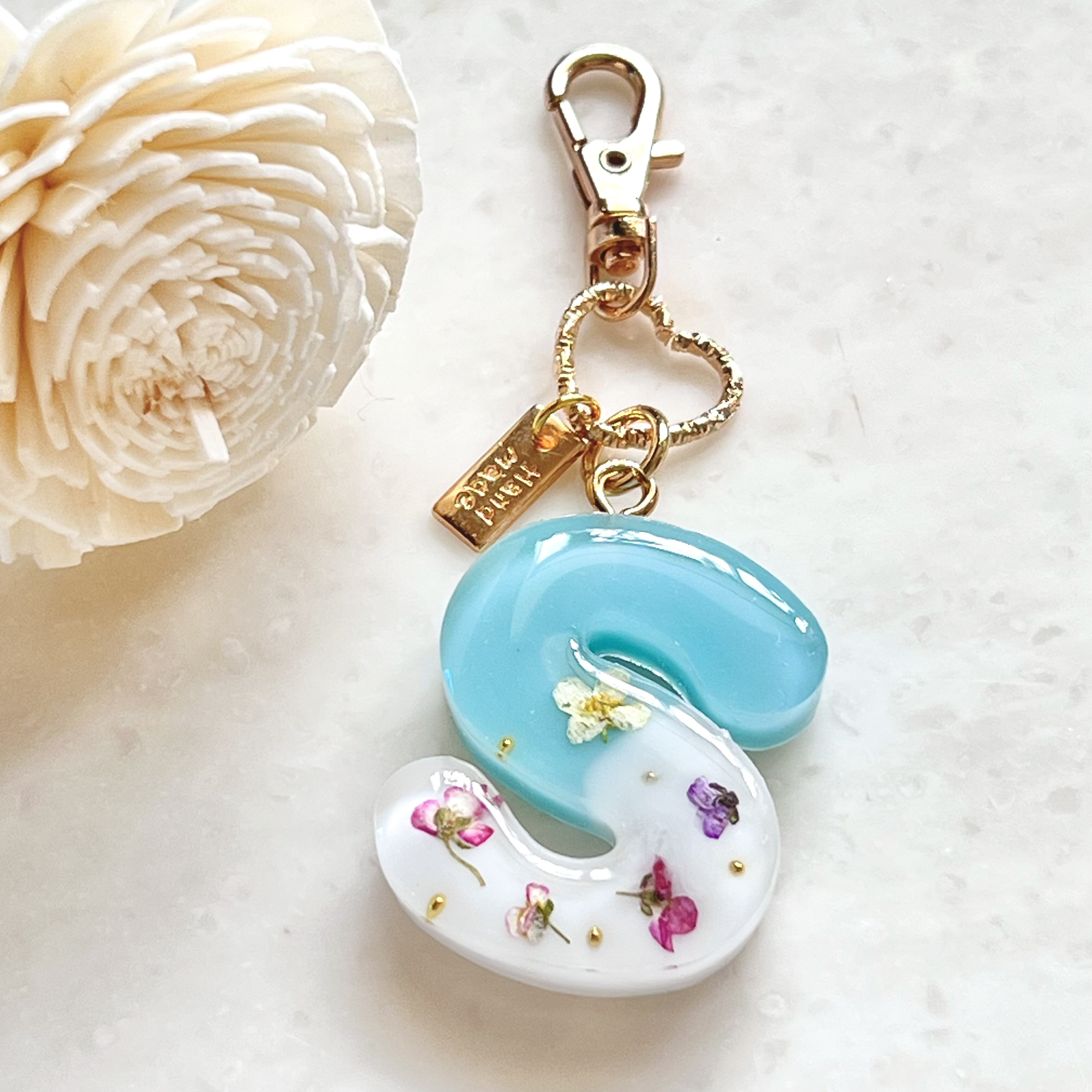 藍梨　海のイニシャルキーホルダー　ブルーとエメラルドグリーン 海のイニシャルキーホルダー エメラルドグリーン オーダー受付中