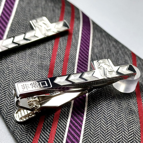 ネクタイピン？　ブックマーク？ 非常口ネクタイピン】おしゃれで可愛いピクトグラム♪ / ユニークな