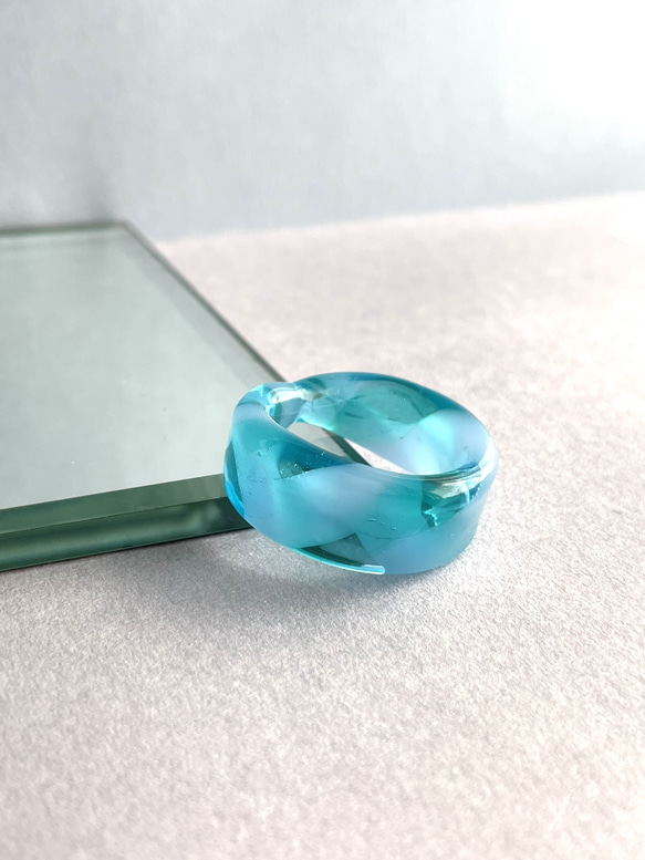 『バイカラーリング』リング　クリアスカイブルー×パステルピンク　ガラスリング　ガラスの指輪16号（内径18mm） 1枚目の画像