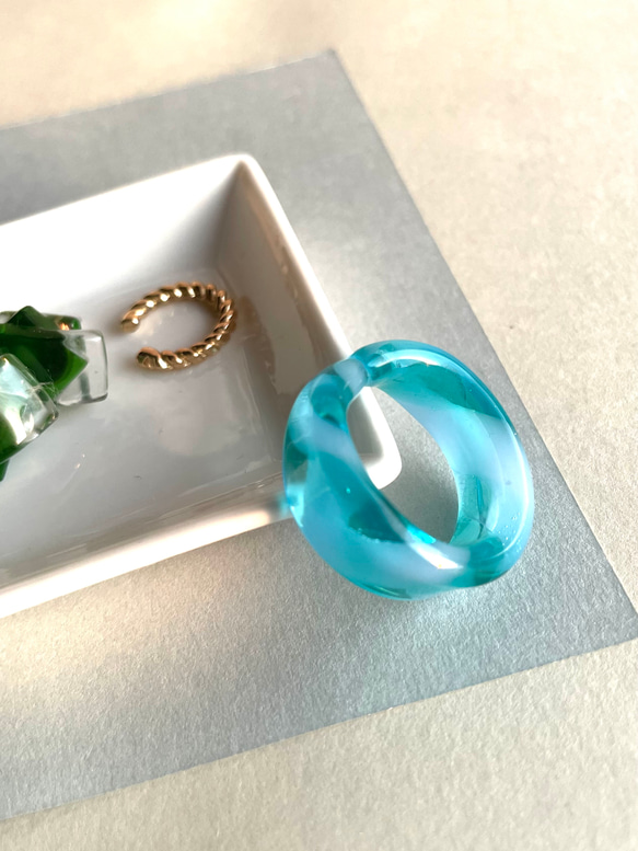 『バイカラーリング』リング　クリアスカイブルー×パステルピンク　ガラスリング　ガラスの指輪16号（内径18mm） 3枚目の画像