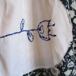 【SALE】北欧風切り絵手書き風プリント　アップリケ手刺繍　アシンメトリー裾フリルワンピース1点物 6枚目の画像