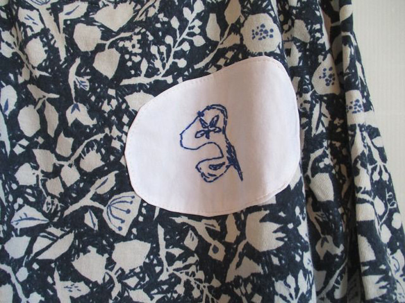 【SALE】北欧風切り絵手書き風プリント　アップリケ手刺繍　アシンメトリー裾フリルワンピース1点物 8枚目の画像