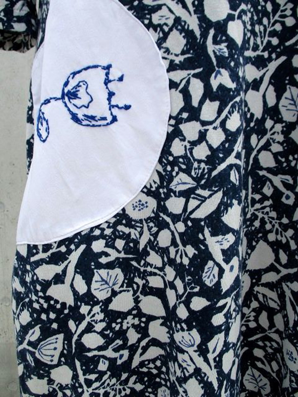 【SALE】北欧風切り絵手書き風プリント　アップリケ手刺繍　アシンメトリー裾フリルワンピース1点物 7枚目の画像