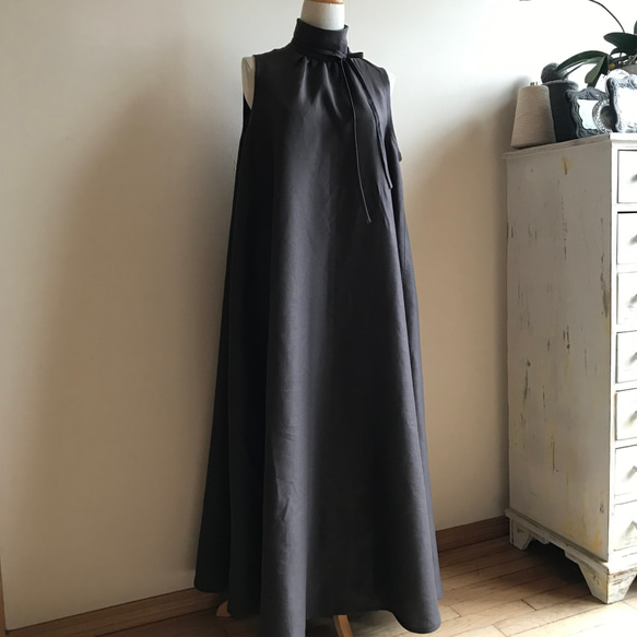 ハンドメイド 人気作家 フレンチリネンハイネックフレアマキシワンピース 黒 フレンチリネン（黒）で作ったハイネックフレアマキシワンピース