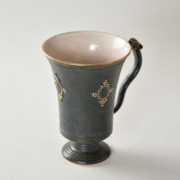 京焼　金彩鉄釉貼花文「マグカップ」　宮里絵美作　陶器 2枚目の画像