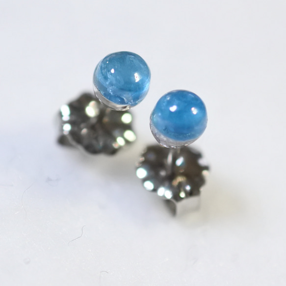 （獨一無二的商品）霓虹藍磷灰石耳釘（4 毫米，鈦柱） 第3張的照片