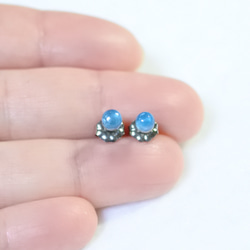 （獨一無二的商品）霓虹藍磷灰石耳釘（4 毫米，鈦柱） 第4張的照片