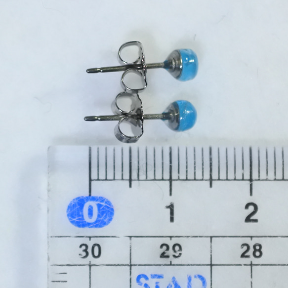 （獨一無二的商品）霓虹藍磷灰石耳釘（4 毫米，鈦柱） 第5張的照片