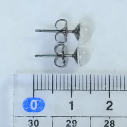 （1 件）白色月長石耳釘（6 毫米，鈦柱） 第5張的照片