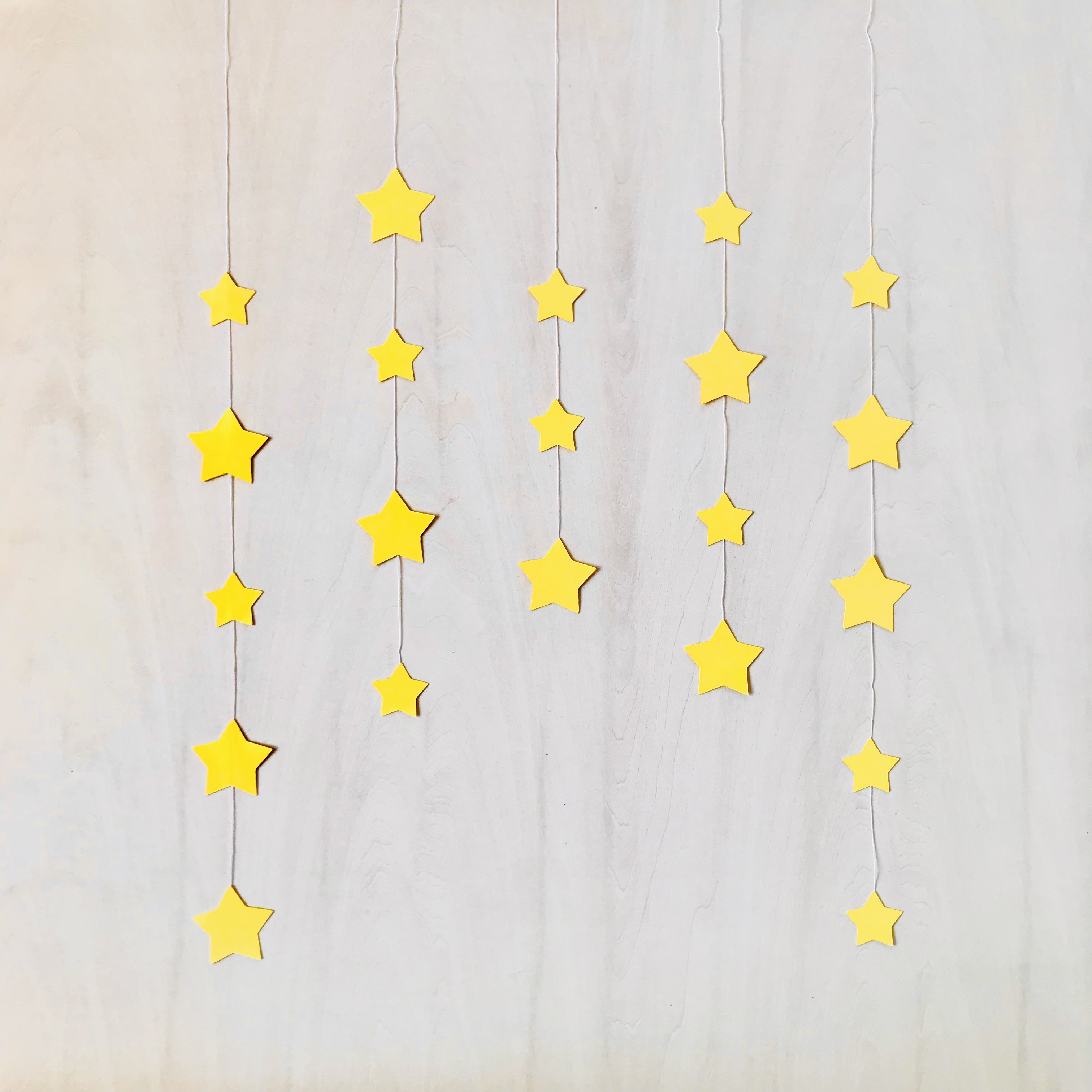 壁面装飾】星 吊るし飾り 7月 七夕 背景 シンプル 保育 黄色 天の川 空