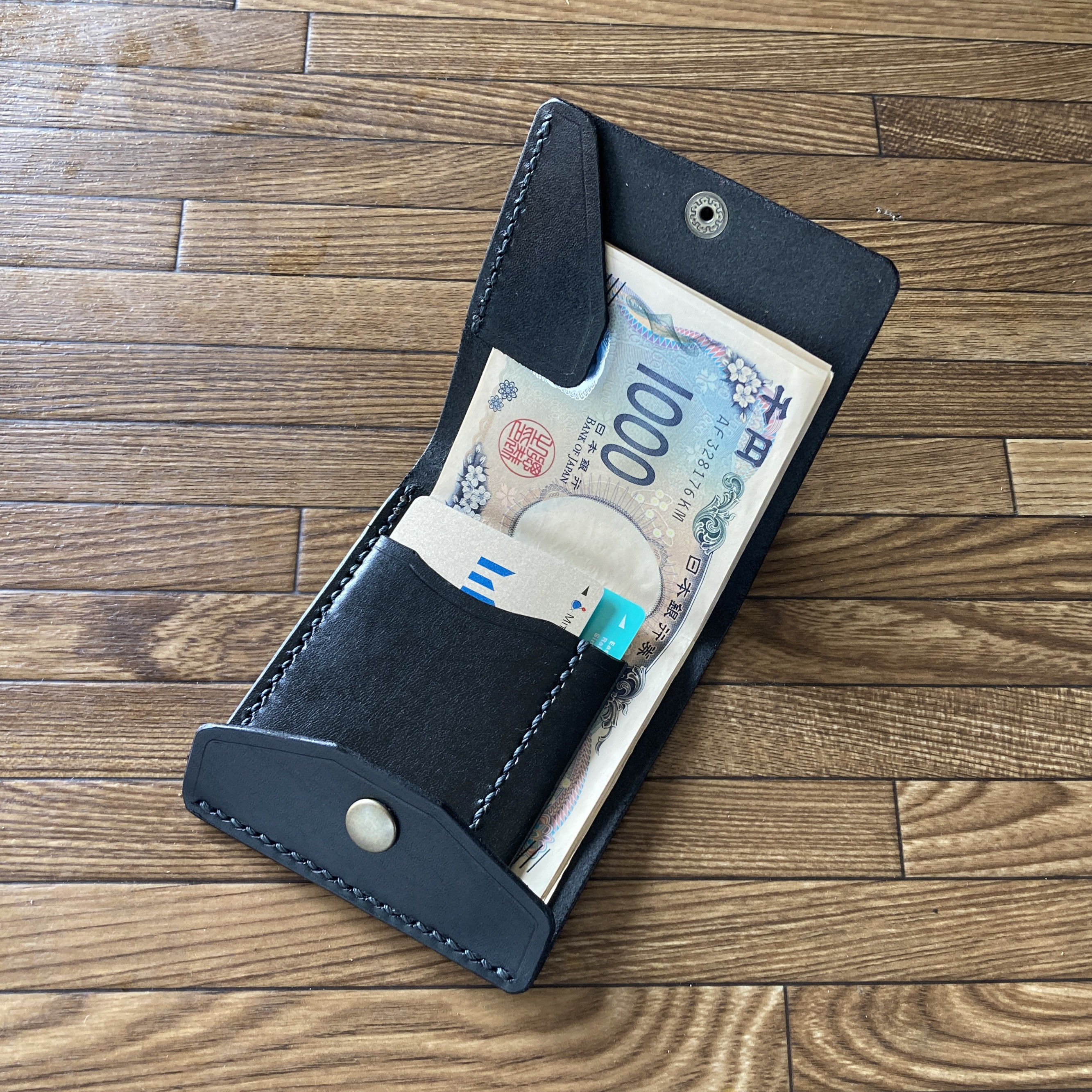 右開口ｶｰﾄﾞﾎﾟｹｯﾄ2 黒oil 紙幣ﾎﾙﾀﾞｰ】薄型シンプル札ばさみ MC2