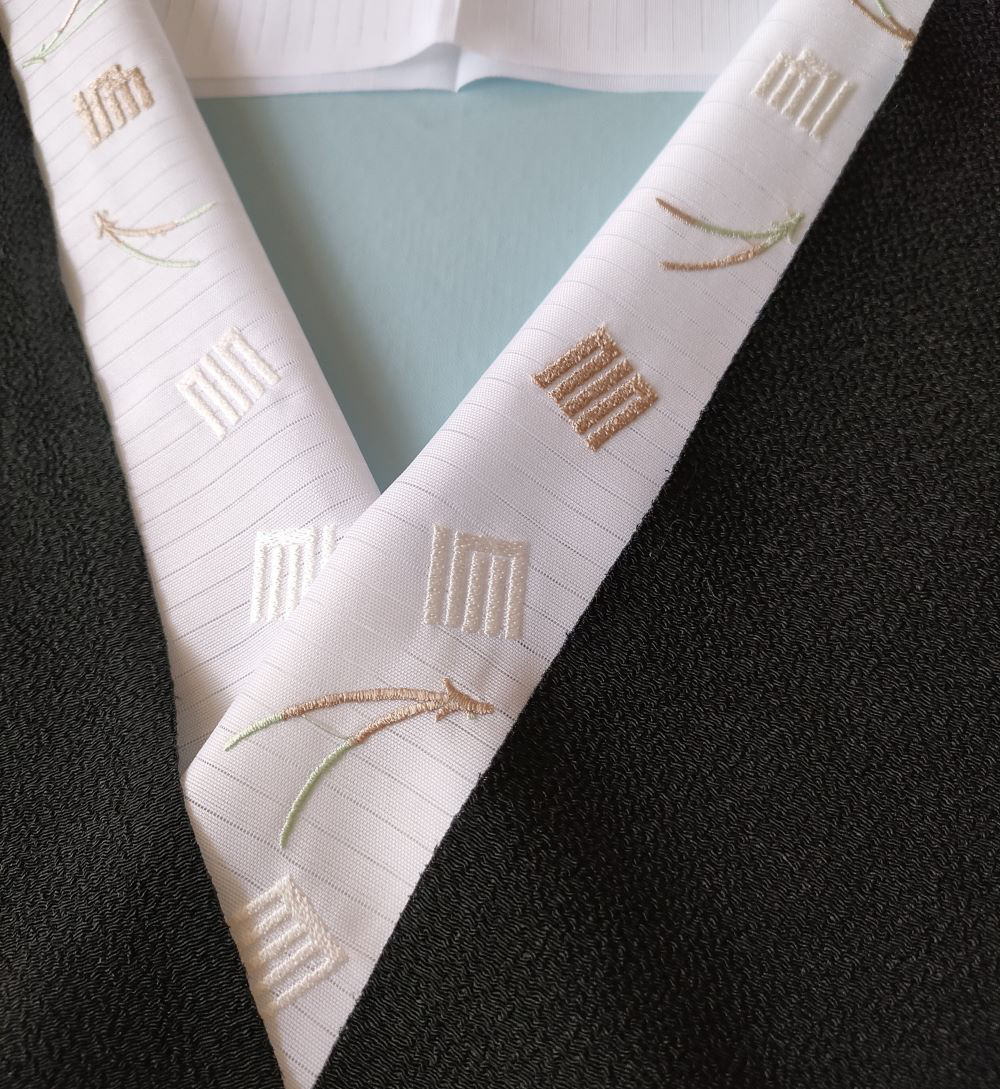 長襦袢　縮緬の刺繍半衿付き　源氏香　着物 長襦袢縮緬の刺繍半衿付き源氏香着物