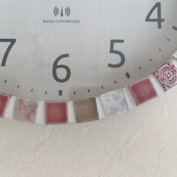【電波時計】パヴェジュエルのような多素材モザイクタイルの壁掛け時計 4枚目の画像