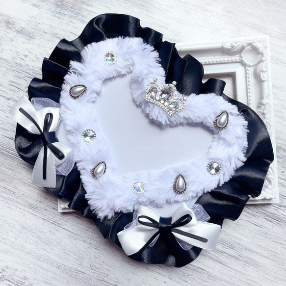 ☆送料無料 硬質ケース デコ リボン B7 横 ハート 黒 白 名刺入れ