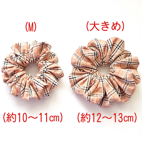 専用❤︎キャメルチェック×ベルト柄❤︎チャーム付きシュシュ チェック柄・大きめ】オールシーズンお薦めのチェック柄のシュシュ☆紺