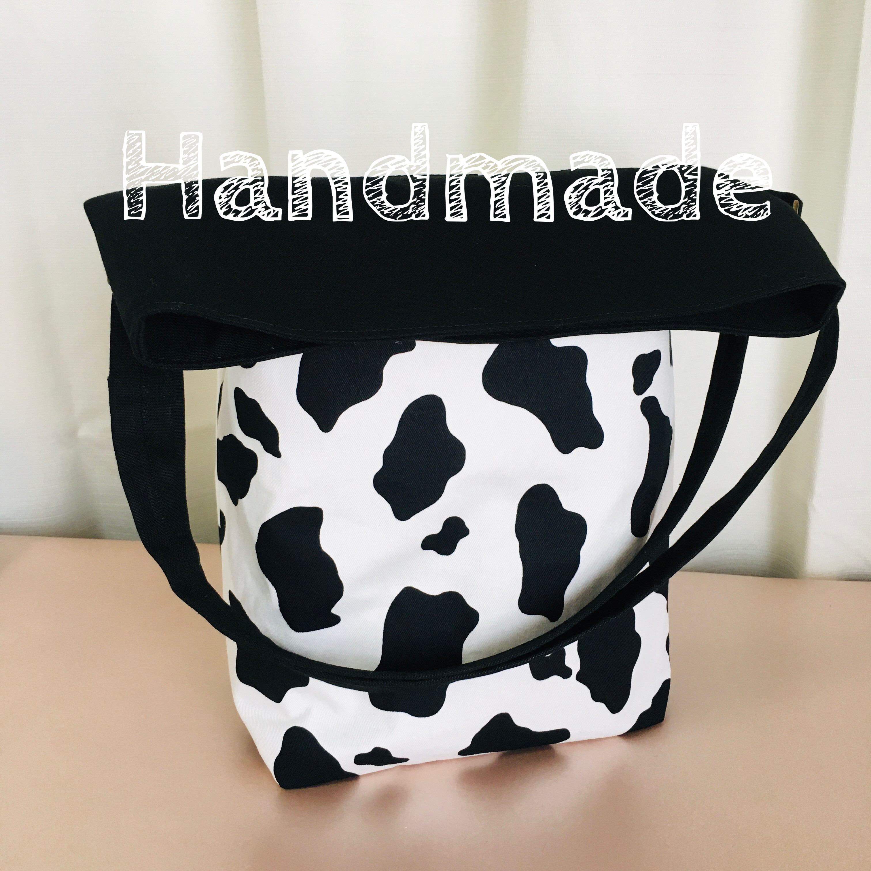 牛　ショルダーバッグ　牛乳瓶型ポーチ　ハンドメイド　　ホルスタイン 牛ショルダーバッグ牛乳瓶型ポーチハンドメイドホルスタイン