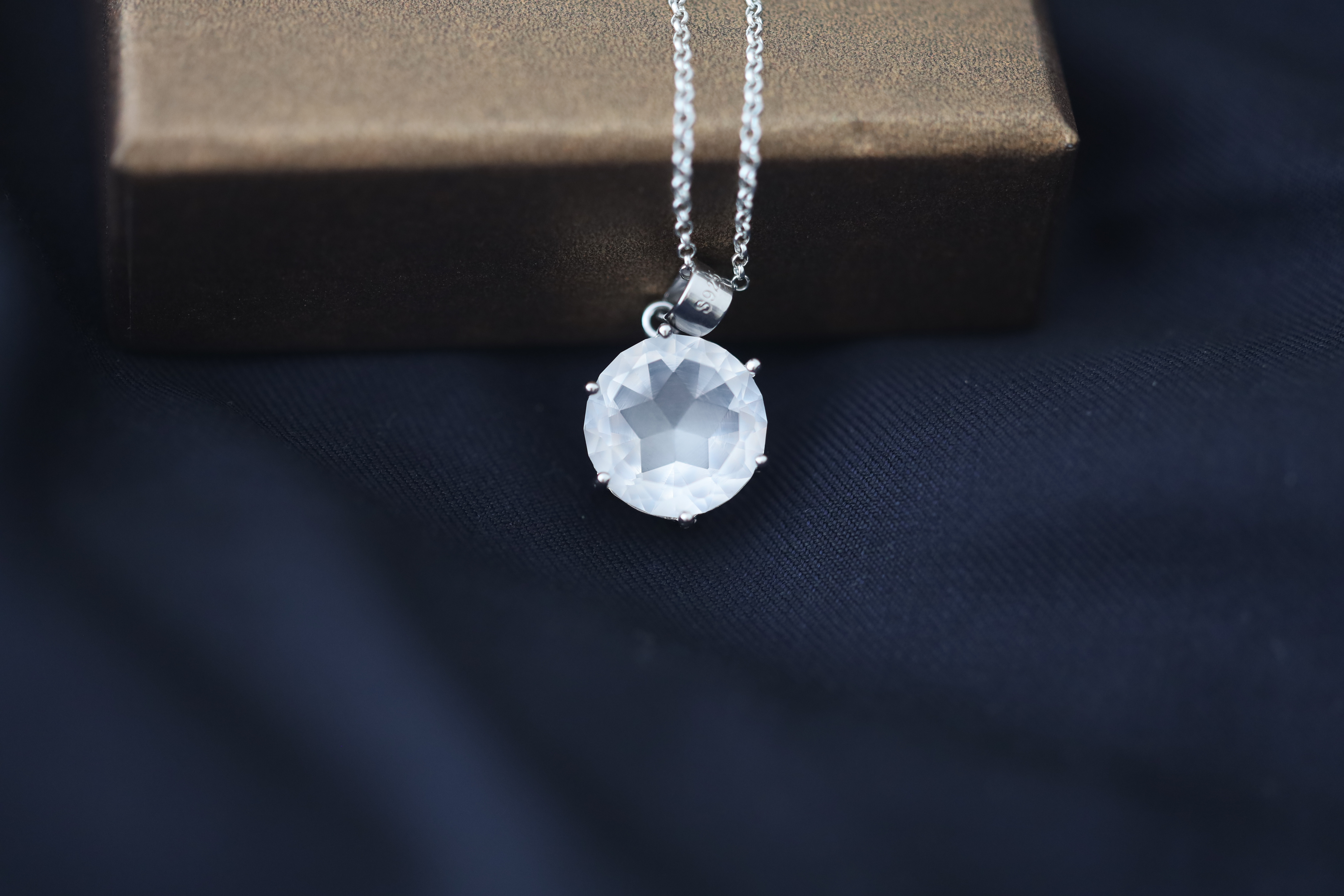 目に見える宝石 - ホワイトスタージェムストーンペンダント
