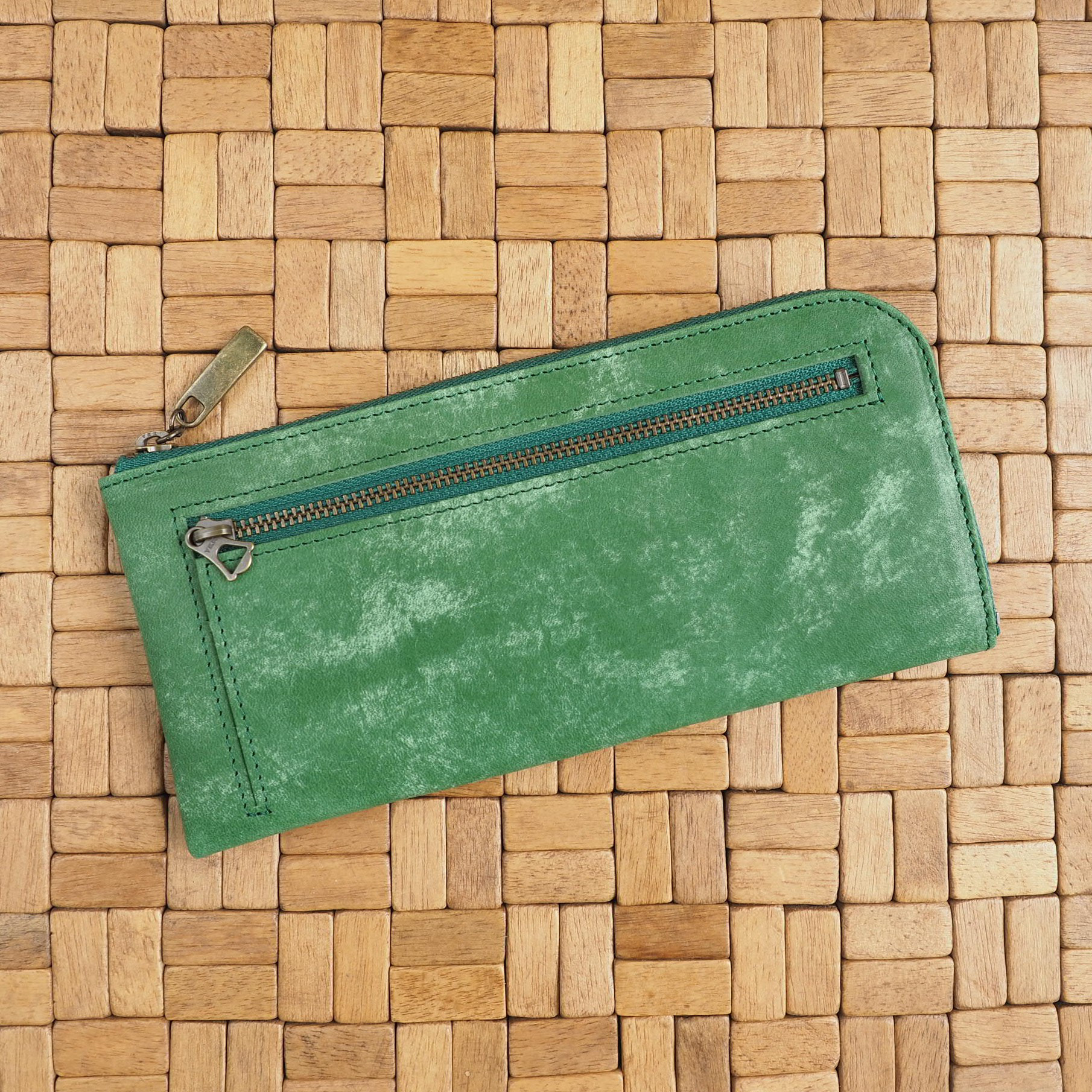 育てる長財布(グリーン)バフィング加工イタリアンレザー◇薄くて軽くて大容量！カード入れは14か所◇L字ファスナー 革 皮