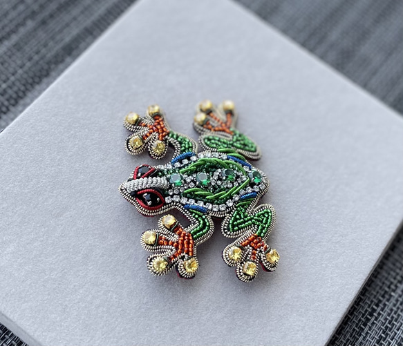 ビーズ刺繍のブローチ　-カエル- frog 3枚目の画像
