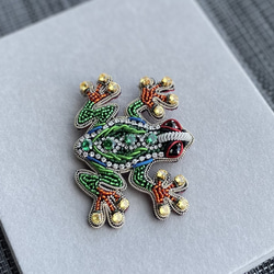 ビーズ刺繍のブローチ　-カエル- frog 4枚目の画像