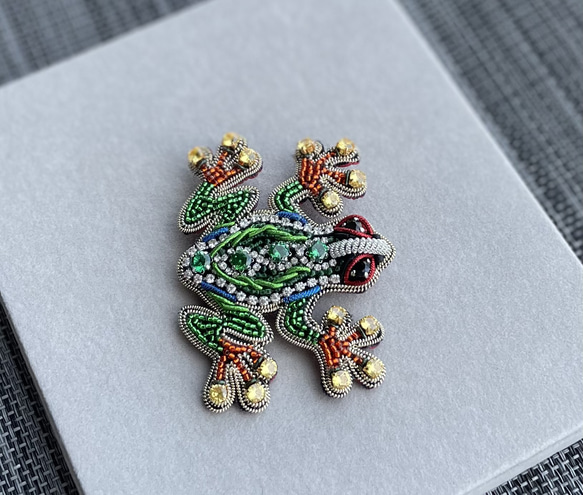 ビーズ刺繍のブローチ　-カエル- frog 4枚目の画像