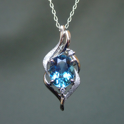 ブルートパーズ、ダイヤモンド、プラチナ900、ピアスとネックレストップ