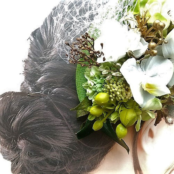 胡蝶蘭と紫陽花・グリーン・ベリーの和風トーク帽（ホワイト×イエローグリーン） 7枚目の画像