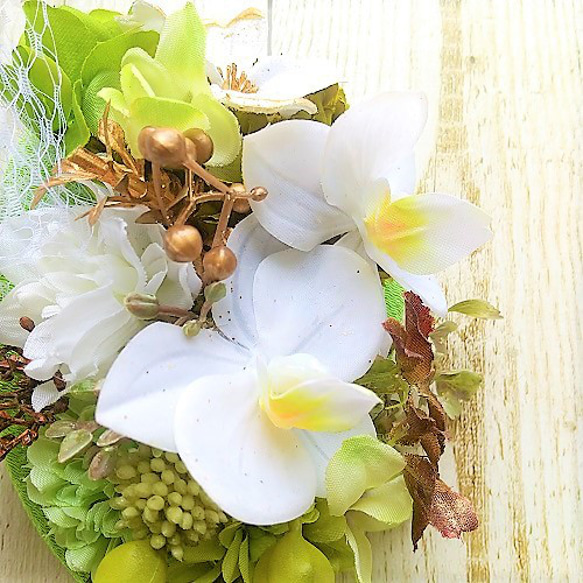 胡蝶蘭と紫陽花・グリーン・ベリーの和風トーク帽（ホワイト×イエローグリーン） 3枚目の画像