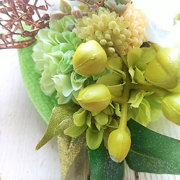 胡蝶蘭と紫陽花・グリーン・ベリーの和風トーク帽（ホワイト×イエローグリーン） 6枚目の画像
