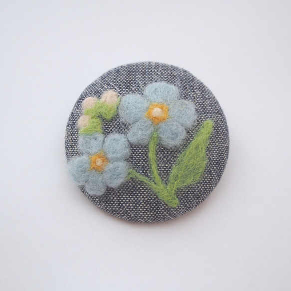 草花を描いた羊毛フェルト刺繍のブローチ（ワスレナグサ） 2枚目の画像