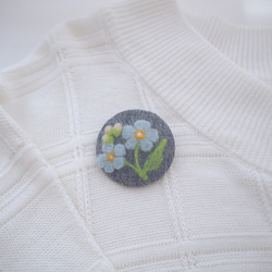 草花を描いた羊毛フェルト刺繍のブローチ（ワスレナグサ） 3枚目の画像