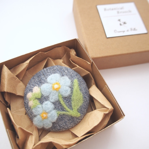 草花を描いた羊毛フェルト刺繍のブローチ（ワスレナグサ） 1枚目の画像