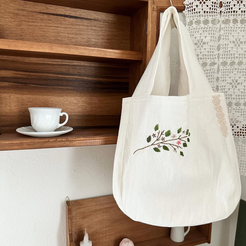 刺繍生地⋆*❁*大きめト－トバッグ⋆*❁*ハンドメイド 手刺繍＊ミモザ刺繍トートバッグ/大人可愛い/花刺繍/刺繍バッグ