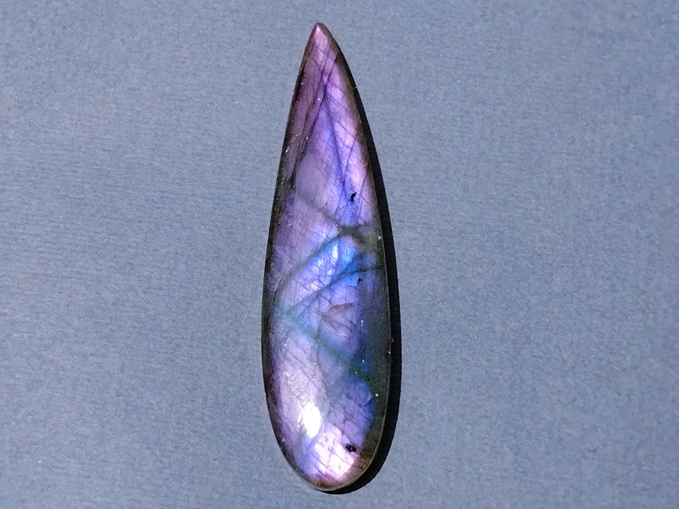 【希少】パープルラブラドライト〈大〉62x16mm　ルース 64