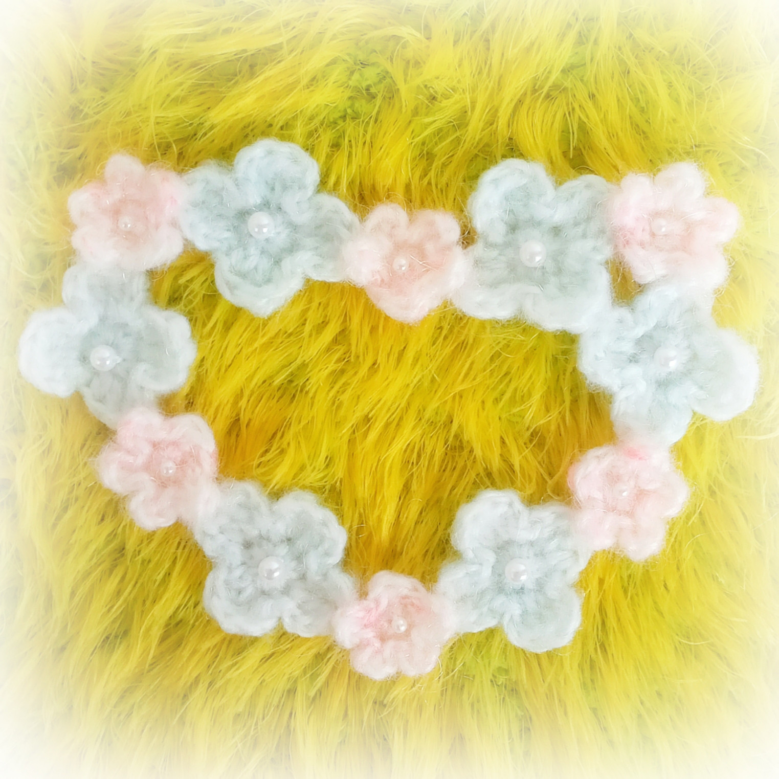 はち様編み物の花飾り小人 はち様編み物の花飾り小人 はち様編み物の花飾り小人