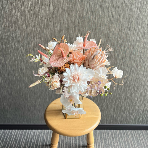 ウェディングブーケ ピンク　造花　アーティフィシャルフラワー　胡蝶蘭 胡蝶蘭とプロテアのベージュピンクブーケ アーティフィシャルフラワー