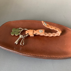 三つ編み【ベージュ】ヌメ革キーホルダー【四葉に刻印１文字無料】 3枚目の画像