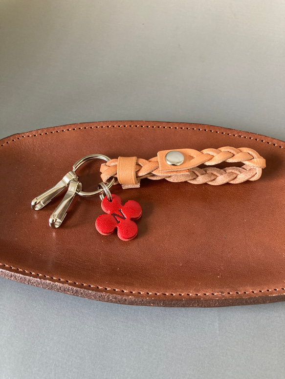 三つ編み【ベージュ】ヌメ革キーホルダー【四葉に刻印１文字無料】 1枚目の画像