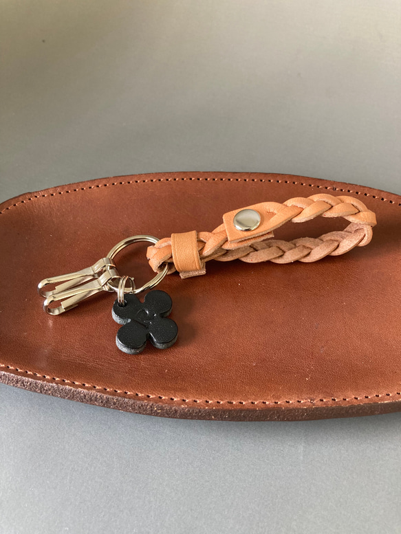 三つ編み【ベージュ】ヌメ革キーホルダー【四葉に刻印１文字無料】 9枚目の画像