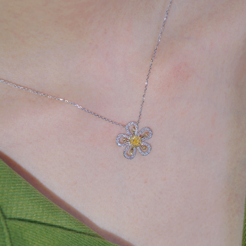 花モチーフ 天然ダイヤモンドペンダントk18 ネックレス・ペンダント