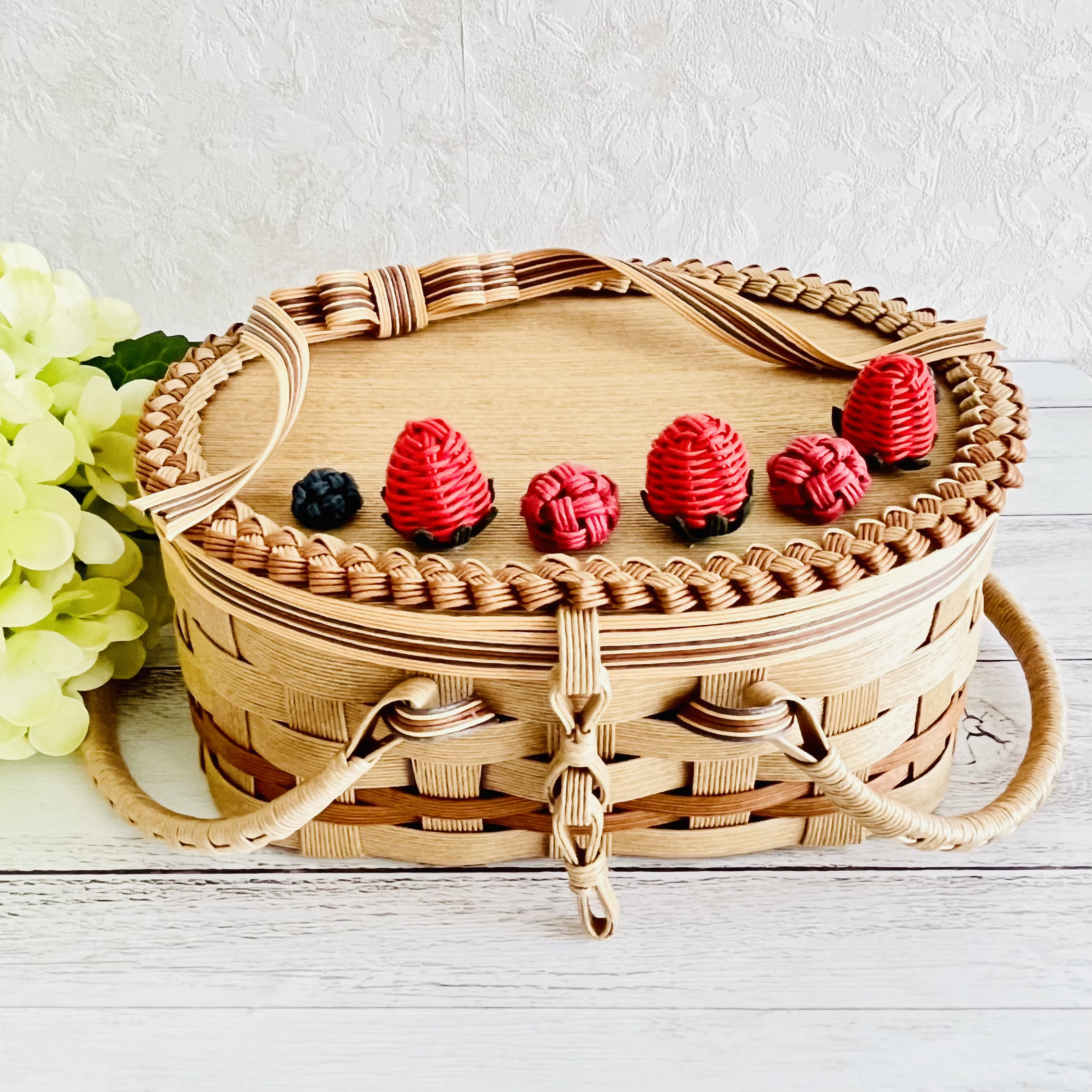 チョコレートケーキみたいなバニティバスケット♪        Ω